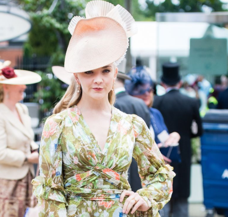 A person wearing a uniform

Description automatically generated